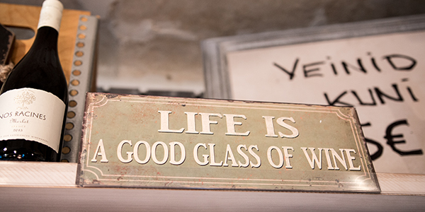 Bild på citatet Life is a good glass of wine