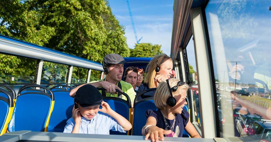 Familj på Hop on Hop off-buss i Helsingfors