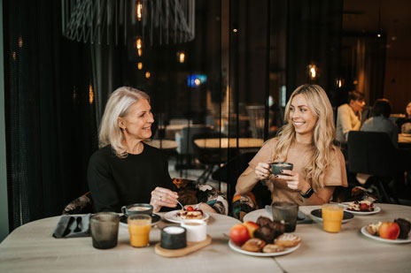 Två kvinnor äter frukost på Tallink City Hotel