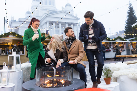 Kompisar på julmarknad i Helsingfors