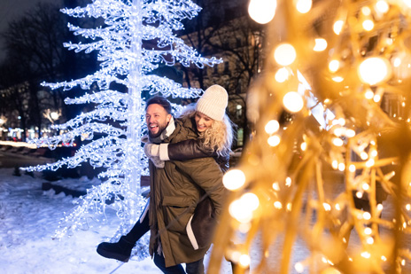 Par vid julbelysning i Helsingfors