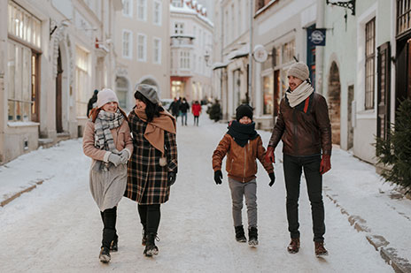 Familj i Gamla stan i Tallinn på vintern, foto Anete Tomingas